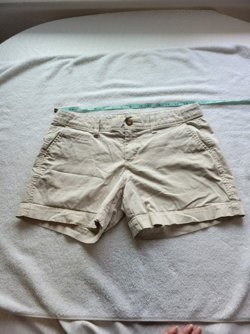 Old Navy Low-Rise Khaki Shorts Size 8
